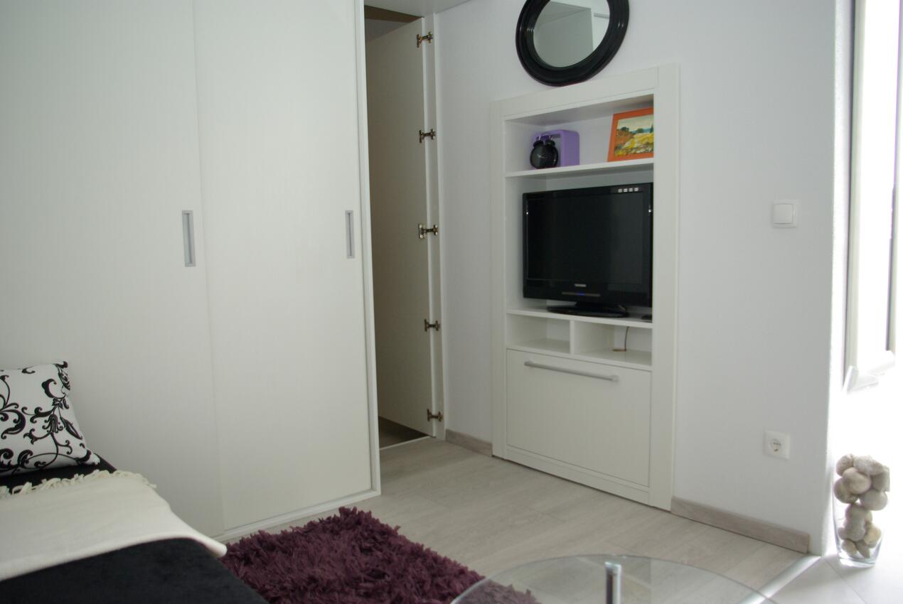 A-12063-b - Private accommodation - Apartments with a parking space Makarska