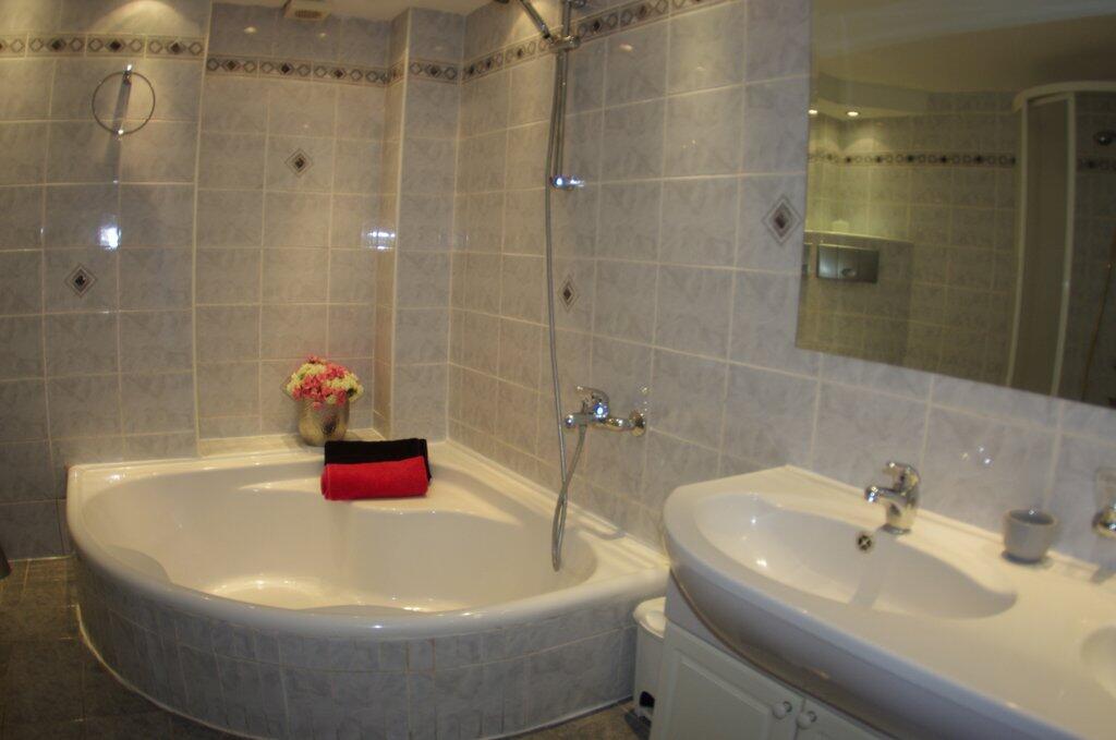 A-12063-c - Private accommodation - Apartments with a parking space Makarska