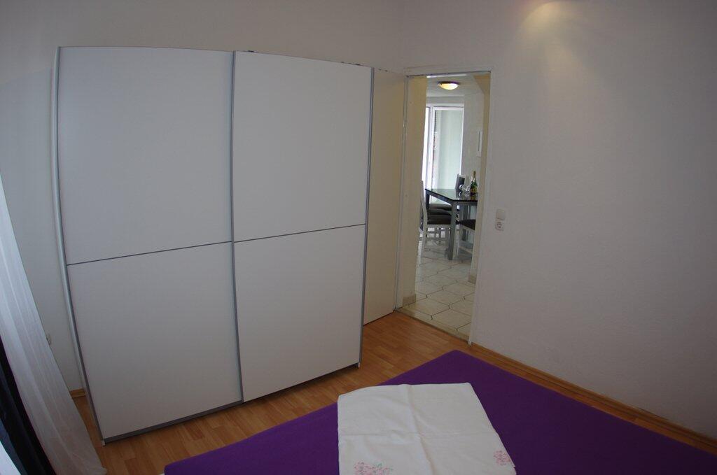 A-12063-c - Private accommodation - Apartments with a parking space Makarska