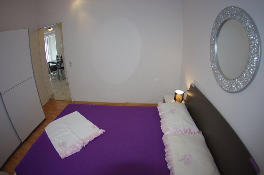 A-12063-c - Private accommodation - Apartments with a parking space Makarska