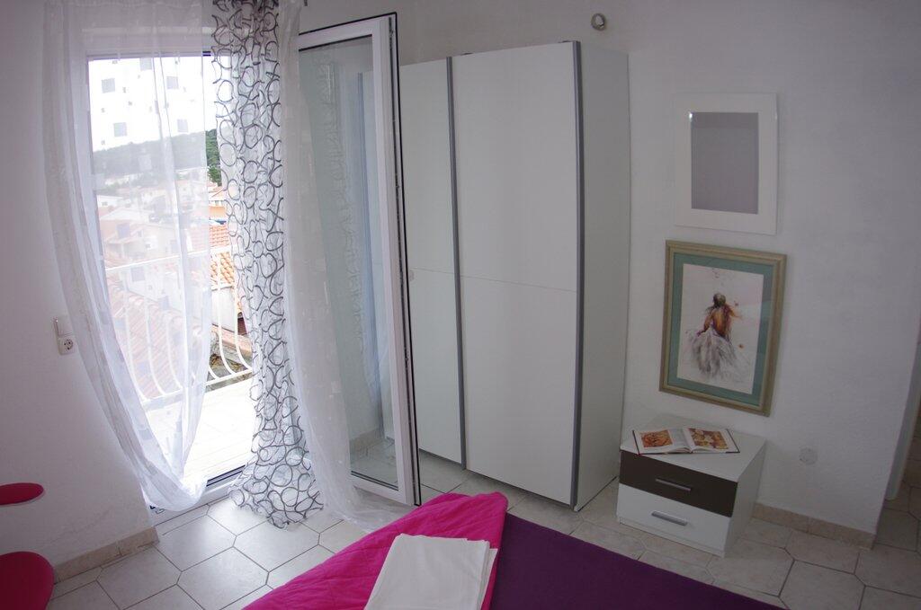 A-12063-c - Private accommodation - Apartments with a parking space Makarska