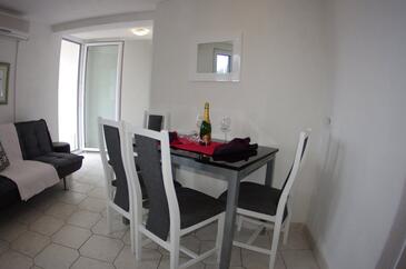 Apartments with parking space Makarska - 12063
