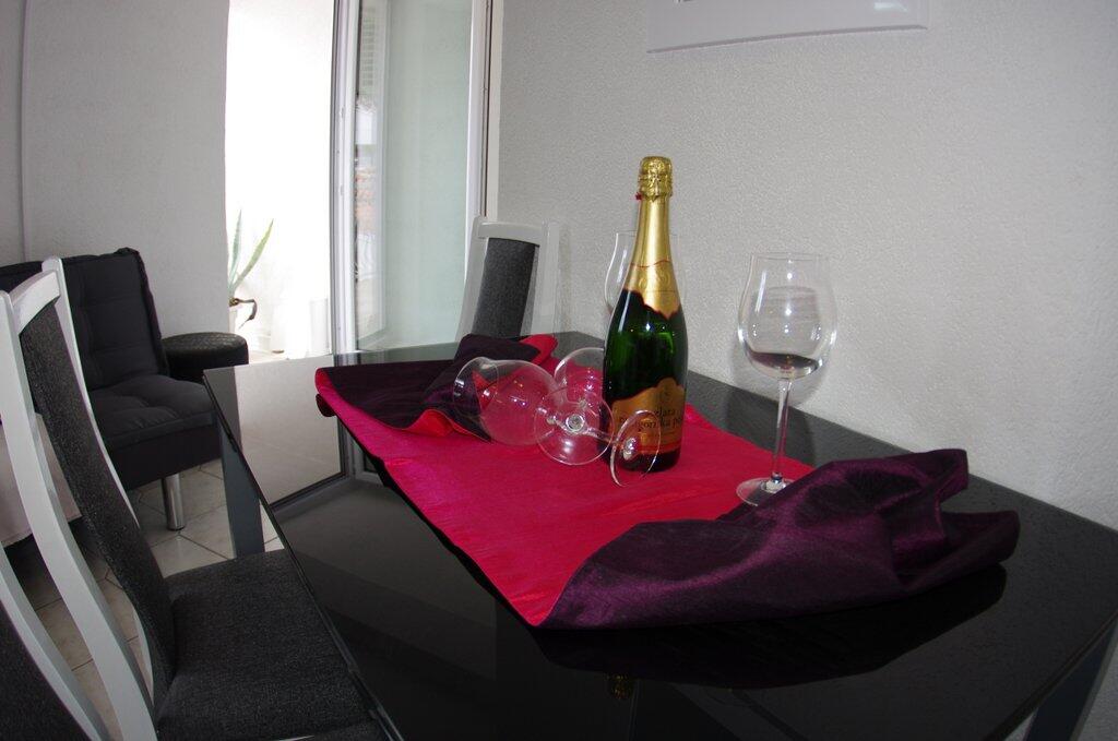 A-12063-c - Private accommodation - Apartments with a parking space Makarska