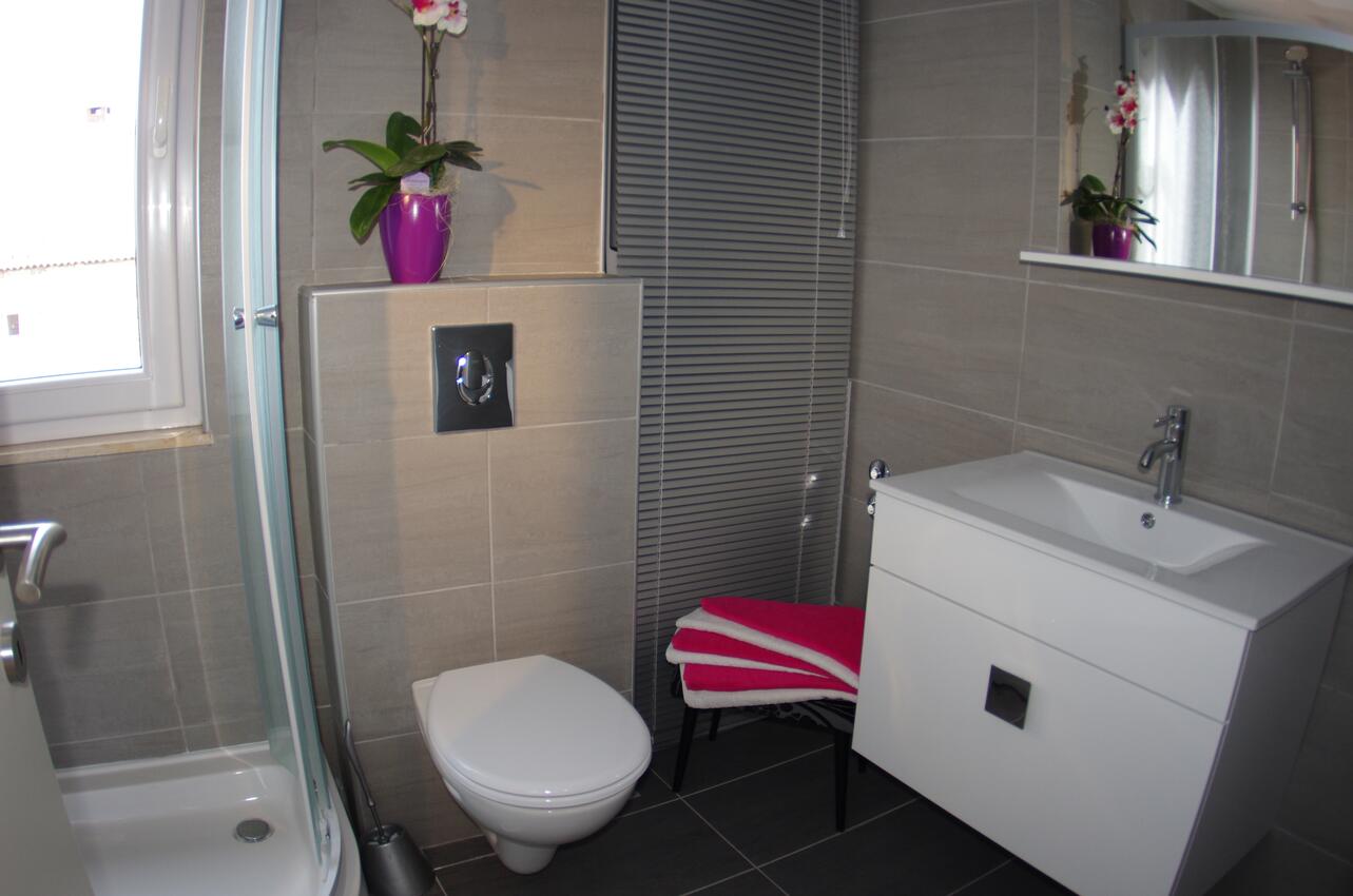 A-12063-d - Private accommodation - Apartments with a parking space Makarska