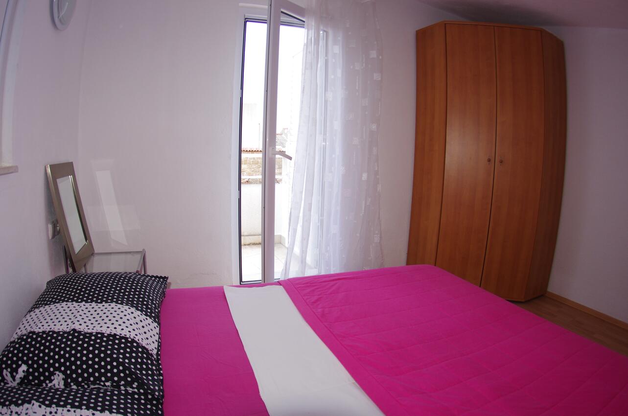 A-12063-d - Private accommodation - Apartments with a parking space Makarska