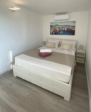 Ferienwohnungen mit Pool Okrug Gornji, Ciovo - 12119