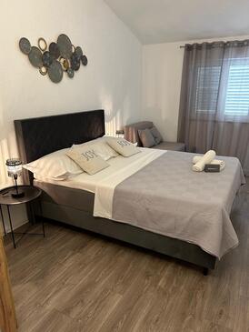 Ferienwohnungen mit Pool Okrug Gornji, Ciovo - 12119