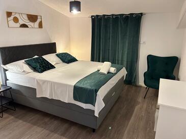 Ferienwohnungen mit Pool Okrug Gornji, Ciovo - 12119