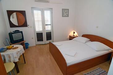 Apartments with parking space Makarska - 12211