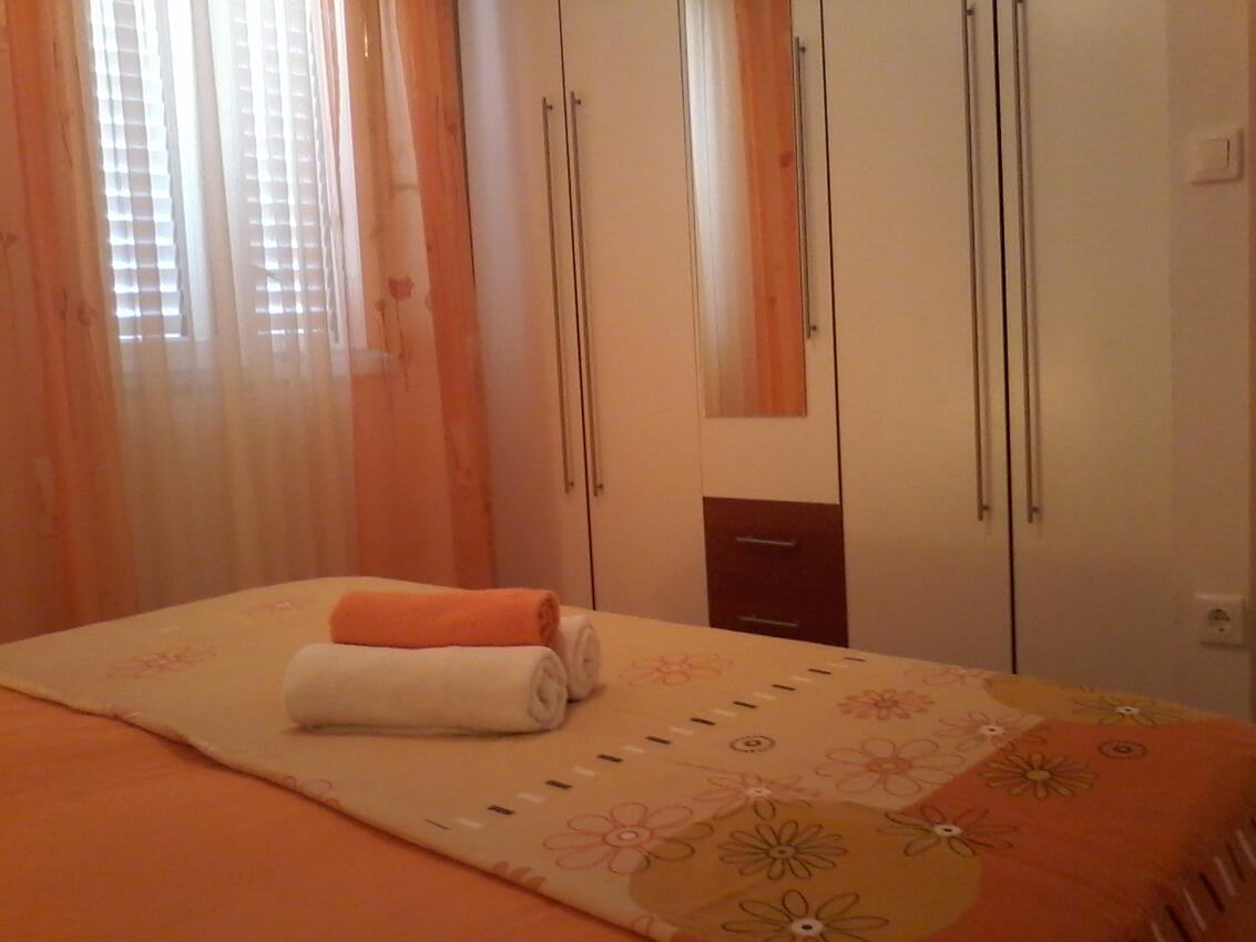 A-12248-a - Private accommodation - Apartments with a parking space Vinišće, Trogir