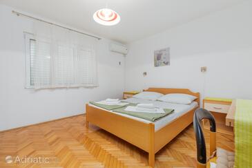 Apartments by the sea Podgora, Makarska - 12326