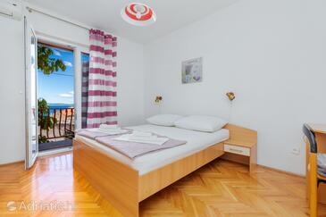 Apartments by the sea Podgora, Makarska - 12326