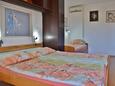 Lopar, Bedroom in the apartment, air condition available, (pet friendly) and WiFi.