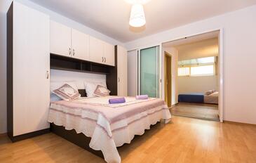 Apartments with parking space Makarska - 12336