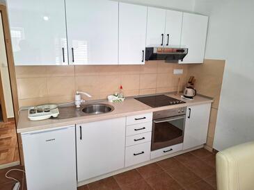 Apartments with parking space Makarska - 12336