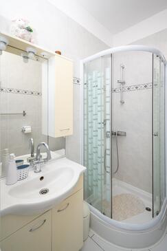 Apartments with terrace Kampor, Kvarner