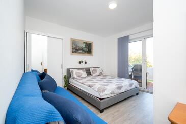 Apartments with terrace Kampor, Kvarner