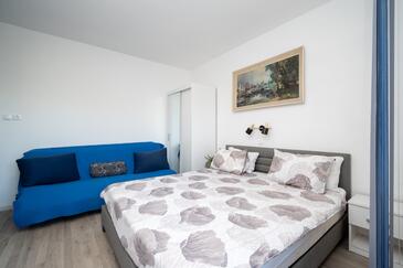 Apartments with terrace Kampor, Kvarner