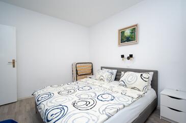 Apartments with terrace Kampor, Kvarner