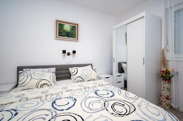 Apartments with terrace Kampor, Kvarner