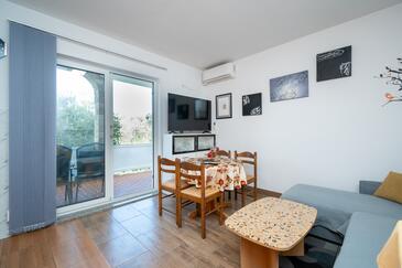 Apartments with terrace Kampor, Kvarner