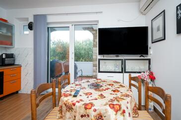 Apartments with terrace Kampor, Kvarner