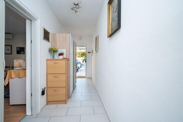 Apartments with terrace Kampor, Kvarner