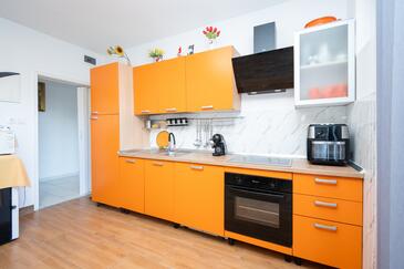 Apartments with terrace Kampor, Kvarner