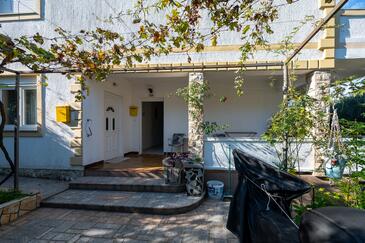 Apartments with terrace Kampor, Kvarner