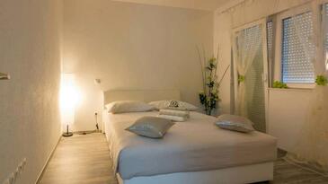 Apartmani s bazenom pogodni za obitelji s djecom Seget Vranjica, Trogir - 12476