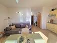 Seget Donji, Wohnzimmer in folgender Unterkunftsart apartment, Klimaanlage vorhanden, Haustiere erlaubt und WiFi.