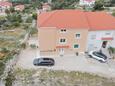 Seget Donji, Trogir, Parkiralište 12481 - Apartmani sa šljunčanom plažom.