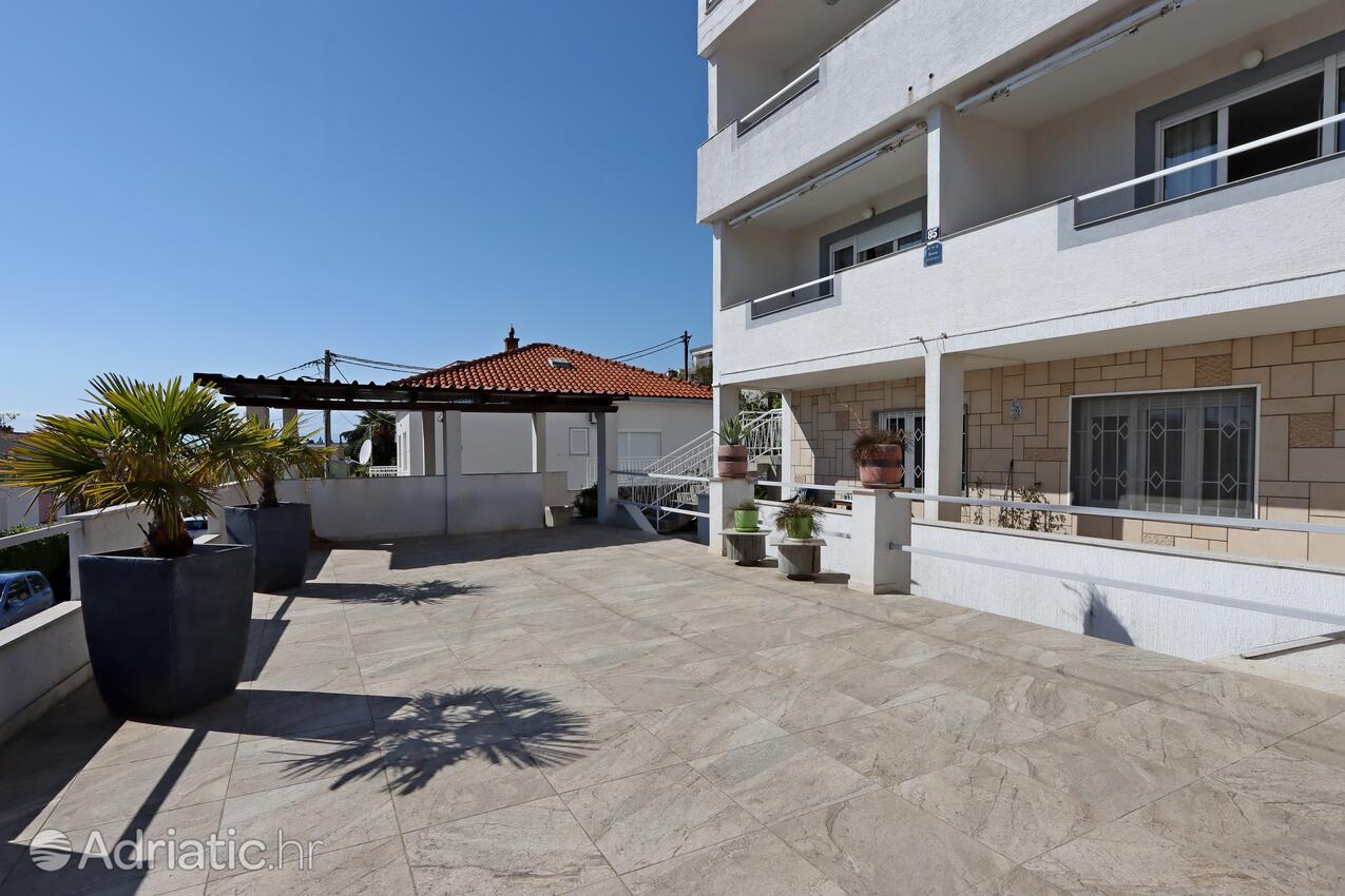 Courtyard - Apartments with a parking space Crikvenica