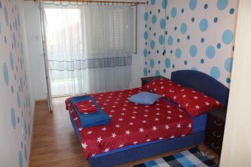 Apartments with parking space Crikvenica - 12657