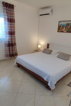 Apartmanok családok részére medencével Vinisce, Trogir - 12676