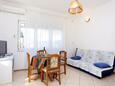 Seget Vranjica, Comedor en alojamiento de tipo apartment, aire acondicionado disponible y WiFi.