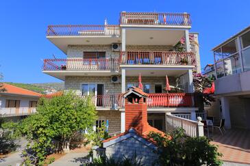 Seget Vranjica, Trogir, Propiedad 12760 - Apartamentos con una playa de guijarros.