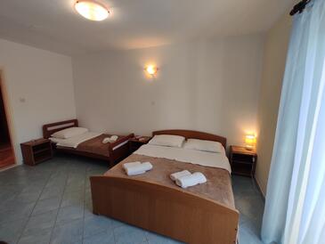 Apartmanok parkolóhellyel Slatine, Ciovo - 12811