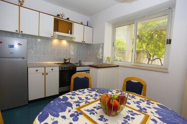 Leiligheter med parkering Podgora, Makarska - 12816