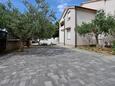 Banjol, Rab, Parkirišče 12838 - Apartmaji v bližini morja s peščeno plažo.