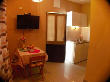 Saplunara, Blagovaonica u smještaju tipa studio-apartment, dostupna klima, kućni ljubimci dozvoljeni i WiFi.