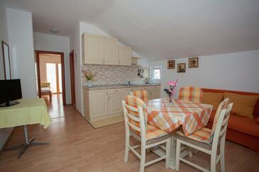 Apartamentos y habitaciones con parking Tucepi, Makarska - 13056