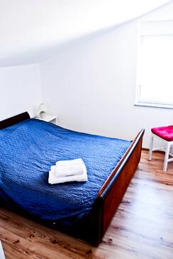 Apartments with parking space Novi Vinodolski - 13098