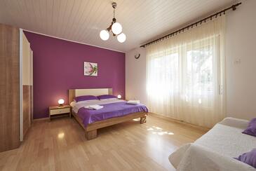 Ferienwohnungen und Zimmer mit Parklplatz Trogir - 13102 Adriatic.hr