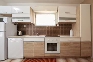 Apartments and rooms with parking space Trogir - 13102