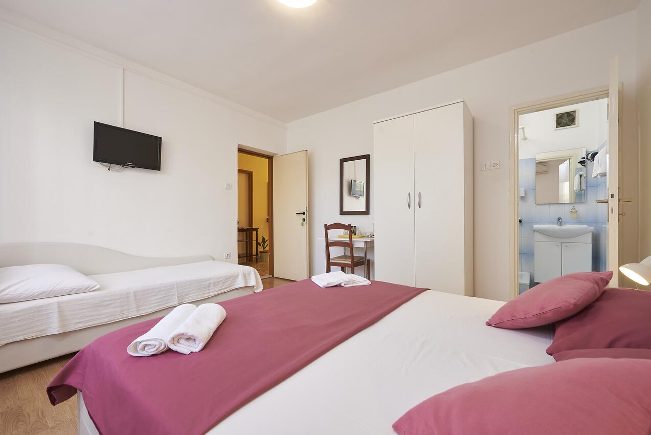 Apartments and rooms with parking space Trogir - 13102