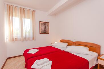 Apartments and rooms by the sea Brela, Makarska - 13118