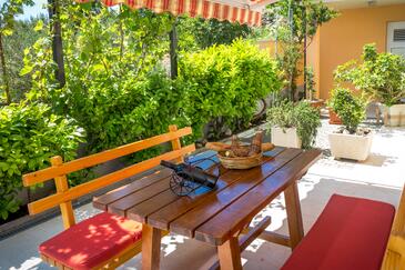 Apartments and rooms by the sea Brela, Makarska - 13118