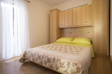 Apartments with parking space Maslinica, Šolta - 13135