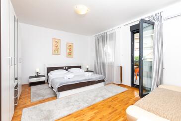 Apartmani s bazenom pogodni za obitelji s djecom Punat, Krk - 13153